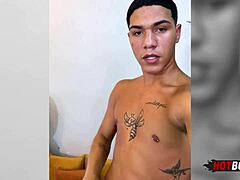 esses jovens novinhos adoram dar blowjobs e foder gostoso com tatuagens