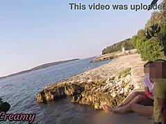 Teen lærer suger pik på kroatisk offentlig strand