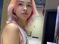 오 와우, 귀여운 예쁜 엉덩이와 가슴으로 도시 거리 걷기, 야외에서 바이브레이터 진동해... 너무 더러워!! 😈