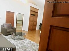 ó ember, az Adult Time-nak van forró felesége Alexis Fawx, aki cuckol téged azzal a rendőrrel, aki kutyaüteműen fúrja a munkahelyén!!