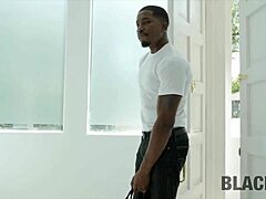 Pelacur sebenar Valentine dalam lingerie memikat tukang paip hitam untuk jari dan seks kote besar interracial panas?