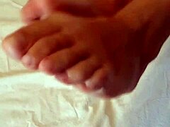 Разменям чорапи за футблейз с големи цици баба Мариаолд в аматьорска сесия.