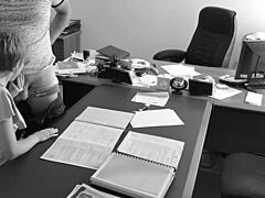 Boss filmt heimlich, wie er zierliche Sekretärin auf dem Schreibtisch im Büro fickt