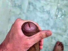 Batendo Punheta No Banho Com Twink Brasileiro