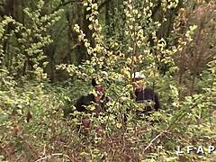 Cochonne Francaise kneppet i udendørs gangbang med papy voyeur