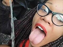 Вставляю тампон, потом полощу рот мочой на обочине с моим черным геем-партнером