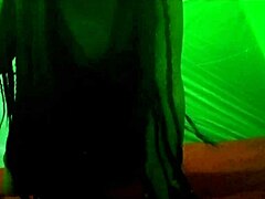 Sexy madrastra waits in bed for hijastro 😏