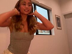 Din stesøster Lily Phillips gjør kuken min hard, så rart!