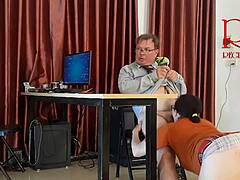 Måndags kontorsretas med undergiven MILF-anställd utan trosor som får fitta slickad och kuk sutten elakt