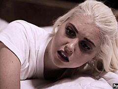 Черный парень разбивает волосатую миниатюрную девчонку