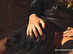 ¡Ama lesbiana dominante obliga a esclava a lamer meter dedos en coño! ¡Castígala ahora!