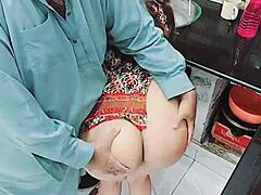 Эй, смотри, как эта индийская жена готовит, пока ее кукольд-муж трахает ее в задницу на кухне с четким хинди аудио!