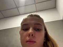 एक्सट्रीम फिंगरिंग टीन चूत क्लोज अप विथ एनल प्लग इन फैट बिग अस आउटडोर्स