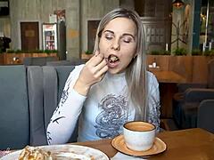 Vibrátor Letty Black bzučí v preplnenej kaviarni