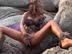 Диво амазонче Monika Fox жадува интензивен анал и двойно проникване с големи играчки на плажа