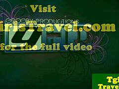 Orientální shemale s rovnátky masturbuje své malé 18+ prsa solo