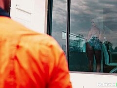 Wow! Muskelbarbie med store pupper gjør anal!