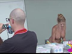 J'ai flashé mon corps nu en fille de fête salope dans la rue au fantasy fest en extérieur