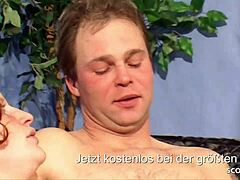 Zralá německá žena s mega prsama pomáhá šílenému páru s prvním tříčlenným 😜