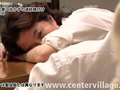 거대한 가슴 주부가 빼지 않고 연속 크림파이를 받아, 구부린 그룹 액션에서