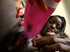 Skupinová párty s ebony kulatými prdelkami používajícími hračky na pulzující mokré kundičky a velká šťavnatá prsa