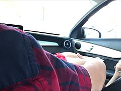 Latina avale hardiment le sperme dans sa bouche après une pipe hardcore en plein air sur le copain de sa meilleure amie en voiture.