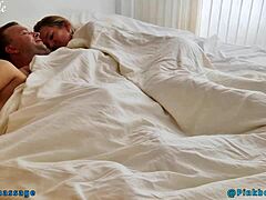 Hast du schon mal einen Ehemann-Tausch zwischen Frau und Freund in Amateur-Dreier gesehen?