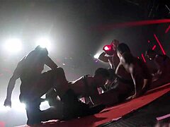 色情明星在夜总会舞蹈群中同性群交