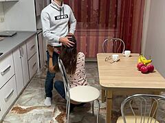 Prietenă rusă sexy face blowjob și fute în bucătărie pentru ejaculare masivă pe cur