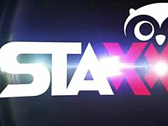 المراهق المتحمس في الجوارب يمارس الجنس القاسي حتى القذف على الوجه، لكن التحريك الشرجي يأخذه أبعد.