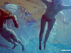 Marusia és Melisa Darkova ruhát tépnek bikini zuhanyban a strandon. 18+ tinédzser barnák sztriptíz víz alatt közelivel, medence szenvedély intenzív és vad.