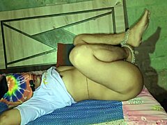 Desi Bhabhi Gives Handjob and Squirts During Homemade Sex