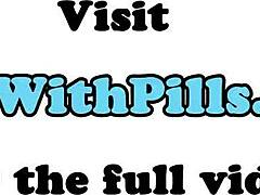 Mlada amaterka dobi analno jebanje v trojčku s starimi in mladimi sosedi med domačim rimjobom