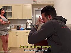 Giulia Diamond cavalca e scopa la zia acquisita a pecorina con un cazzo mostruoso mentre il marito lavora.