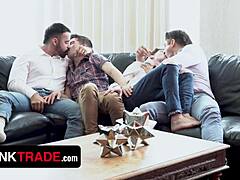 顽皮小伙子们计划诱惑并交换继父，在禁忌同志乱交中