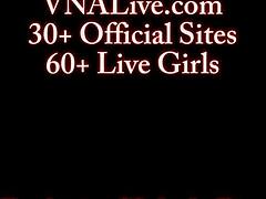 ¡Ey, mira a Cherie DeVille enseñando a Alix Lovell a chupar polla!