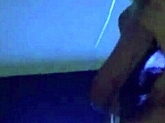 בריאנה מון עושה סטריפטיז במקלחת חיצונית, קוספליי אנאלי עם בגדים קרועים