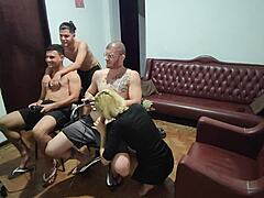 Serata di videogiochi diventa una scopata di gruppo selvaggia.