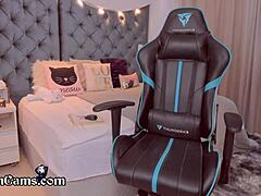 Denna rödhåriga tonårsamatör 18+ blir helt rakad och hårlös, sedan onanerar hon fitan med en lush-leksak tills hon kommer hårt hemma