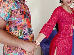 Jeg elsker når sexy indisk bhabhi blir hardt knullet med dirty talk