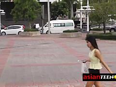 Pieni aasialainen teini 18+ himoitsee reppumatkaajan monster-kyrvää blowjobiin