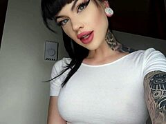 Włochata camgirl w mokrej akcji