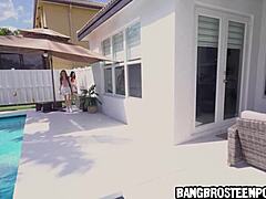 Venus Vixen En Renee Rose Betrapten Stiefbroer Bij Het Aftrekken!