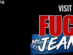 ホーニーな美しいベイブスラットがジーンズ姿で彼氏のチンポを激しく吸ってファック