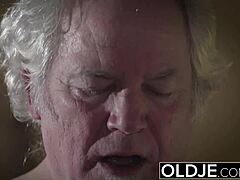 Ova mlada 18+ zavodi starca za prvi seks... oralni kum i doggystyle!! 😏