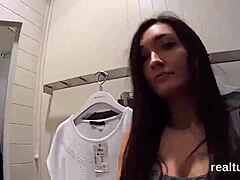 Willst du diese bezaubernde tschechische Süße im Einkaufszentrum verführt, ausgezogen und hart in POV gepflügt sehen, mit zerrissenen Klamotten?