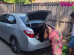 Madrasta cougar curvilínea seduz cara jovem 18+ pra sexo ao ar livre na buceta peluda no carro com tetas grandes em tease solo