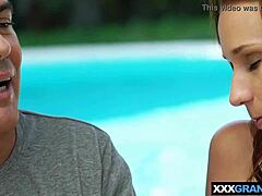 Hej nestašna tinejdžerko 18+ Chelsea Sun, hoćeš da jebeš dedu i da te saviju sad?