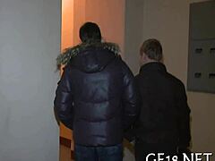 Hayran bırakan genç kadın grupta olgun sevgili ile