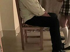 المتنمر يواجه العقاب في المنزل. الضرب يعلم درساً قاسياً هناك.